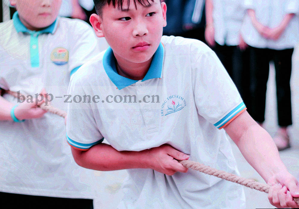 清晨窗边书桌上的赛事笔记本与咖啡，屏幕上显示抽象比分数据